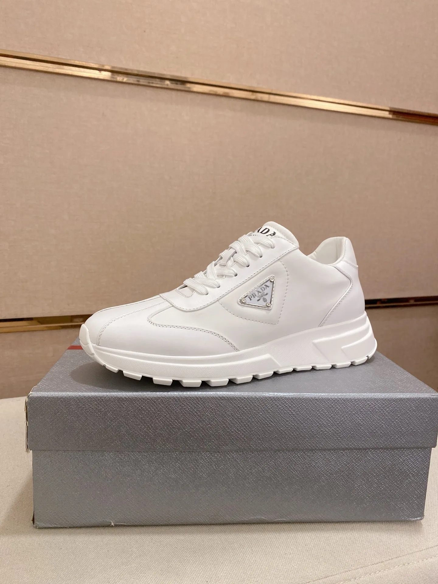 Men's shoes 💰 580💰 ✔️✔️✔️Higher version High-quality new PRADA (Prada) counters are launched simultaneously. The new men's shoes and 😘 fabrics are made of high-tech glue-spraying technology. Lining: Full cowhide lining. 👍🏿 High-end ☄️ air-cushion molded anti-slip rubber outsole, exquisite lines, simple and elegant, comfortable and high-end for leisure travel. Code number: 38 to 44 (45 can be customized and cannot be returned or exchanged)